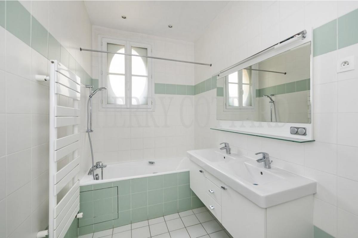 L2005F_salledebain