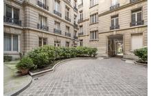 L1981Y_aarrivéedscour