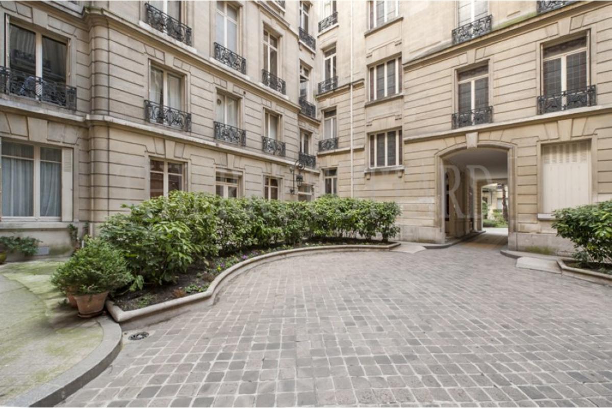 L1981Y_aarrivéedscour