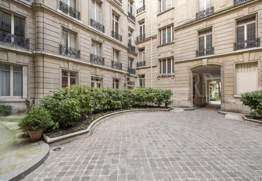 L1981Y_aarrivéedscour