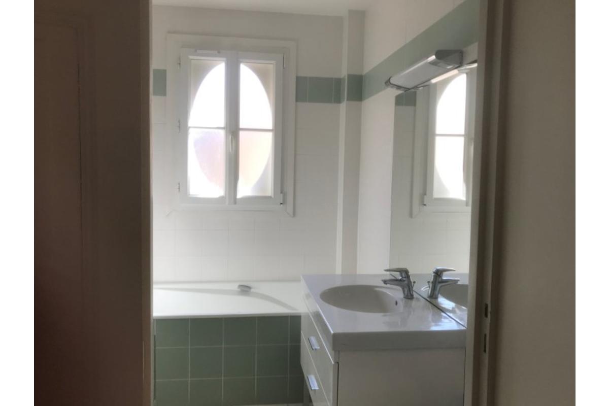 L2005M_salledebain