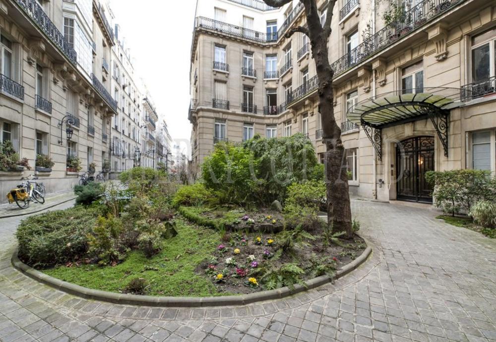 L1981A_adernièrecour