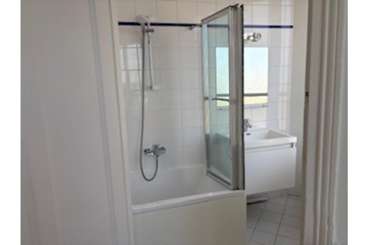 L2003K_salledebain